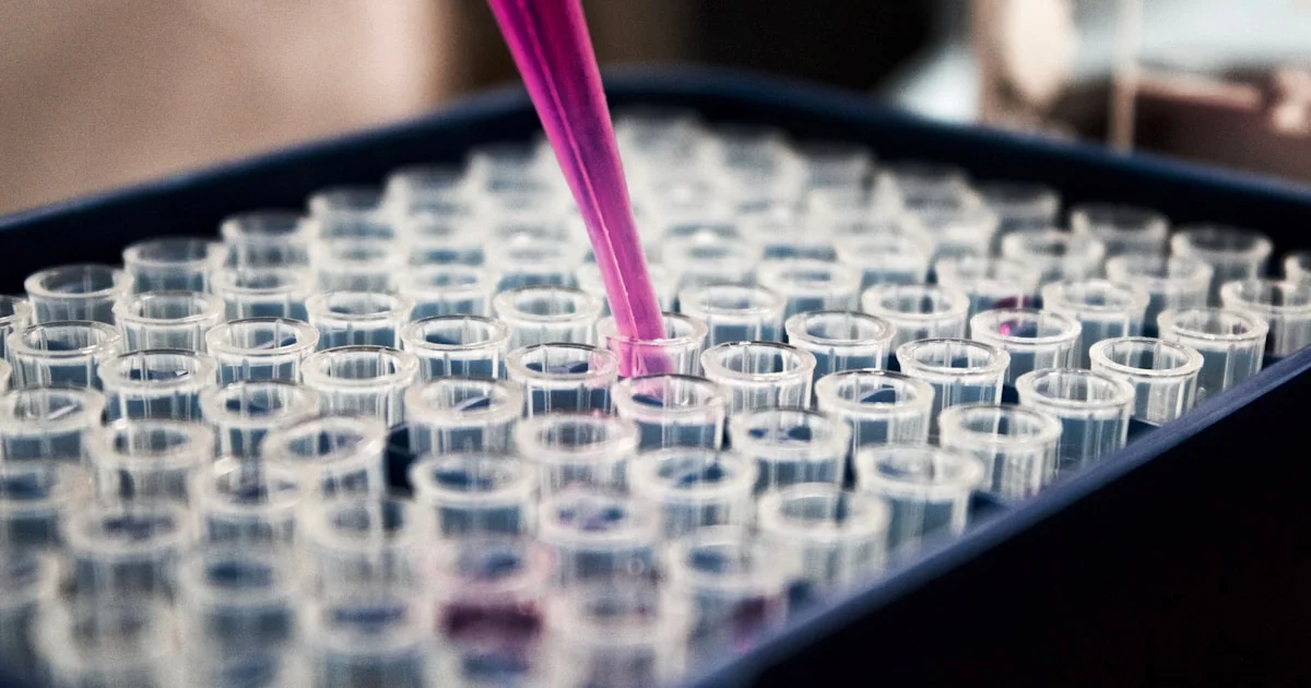 Chercheur en laboratoire analysant des résultats d'étude scientifique sur un écran d'ordinateur