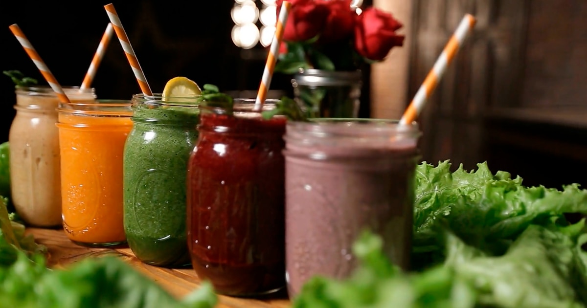 Bureau minimaliste avec un ordinateur portable, un cahier et des compléments alimentaires nootropiques